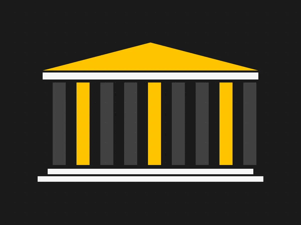 Fachada con columnas y frontón en amarillo y gris